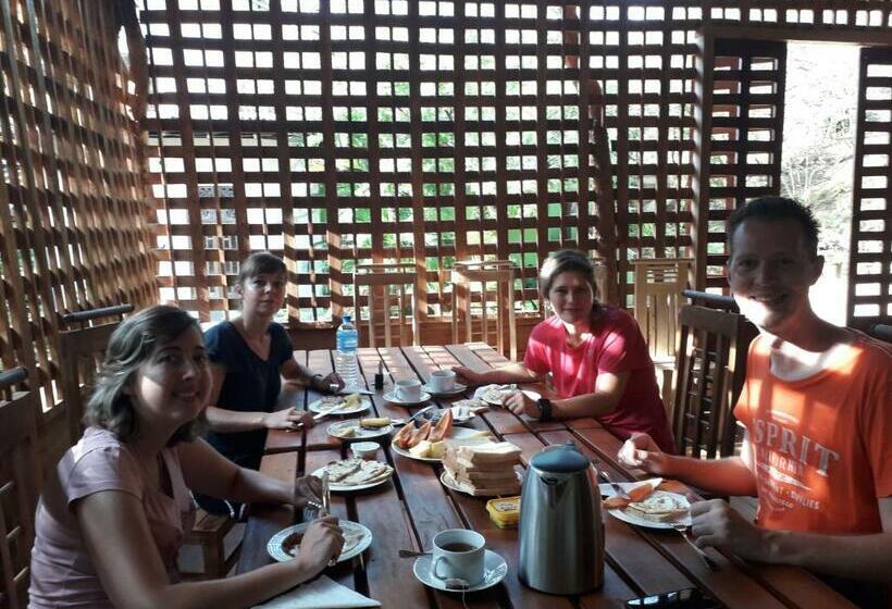 اتاق خانوادگی با چشم‌انداز باغ, Golden Rainbow Guest House
