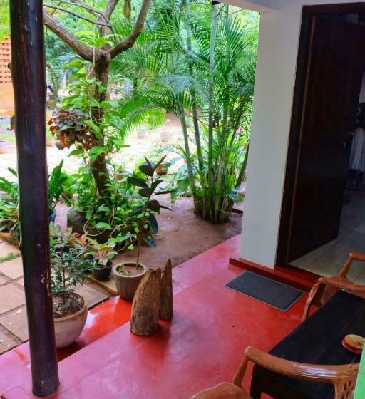 اتاق استاندارد با چشم‌انداز باغ, Golden Rainbow Guest House