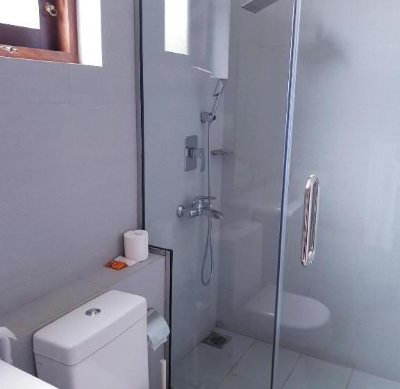 اتاق لوکس سه تخته, Sea Breeze Deluxe Inn