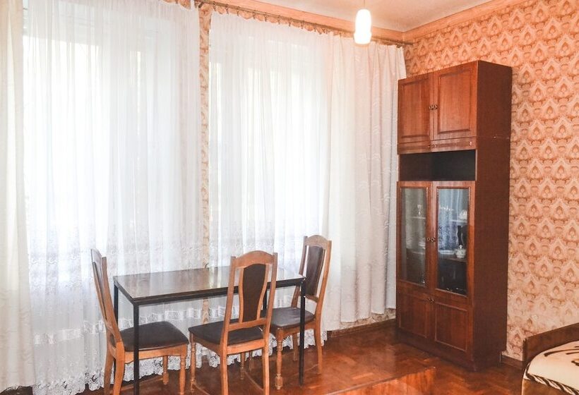 سرير فى غرفة مشتركه, Zhovtneviy