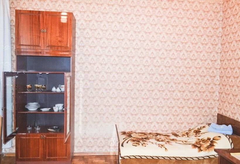 سرير فى غرفة مشتركه, Zhovtneviy