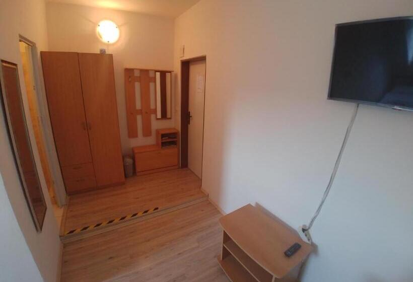 Номер Стандарт, Kv Apartmans Varšavská