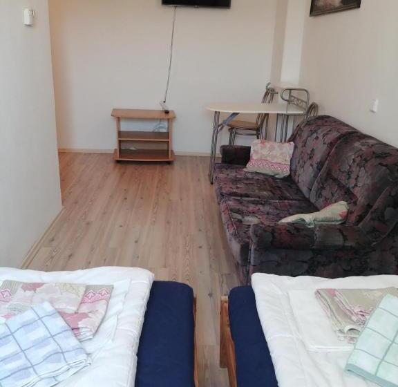 Номер Стандарт, Kv Apartmans Varšavská