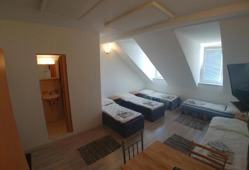 Семейный Номер, Kv Apartmans Varšavská