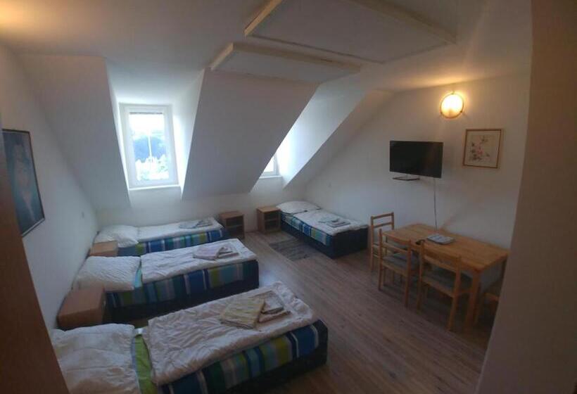 Четырехместный Номер Стандарт, Kv Apartmans Varšavská