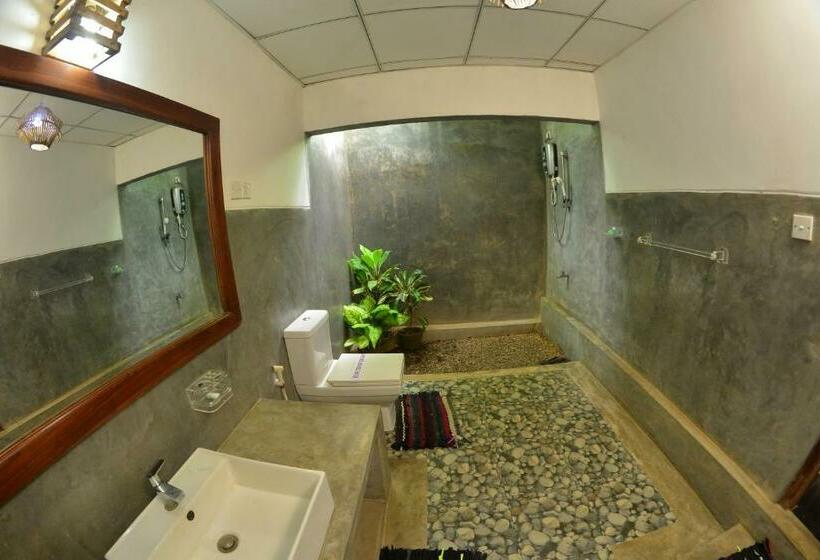 Люкс Deluxe Кровать Кинг, Habarana Tree House Ambasewana Resort