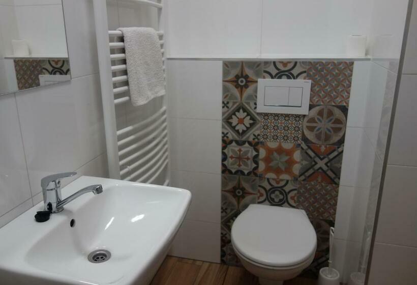 اتاق استاندارد با سرویس بهداشتی مشترک, Hostel Bed   Breakfast Brno