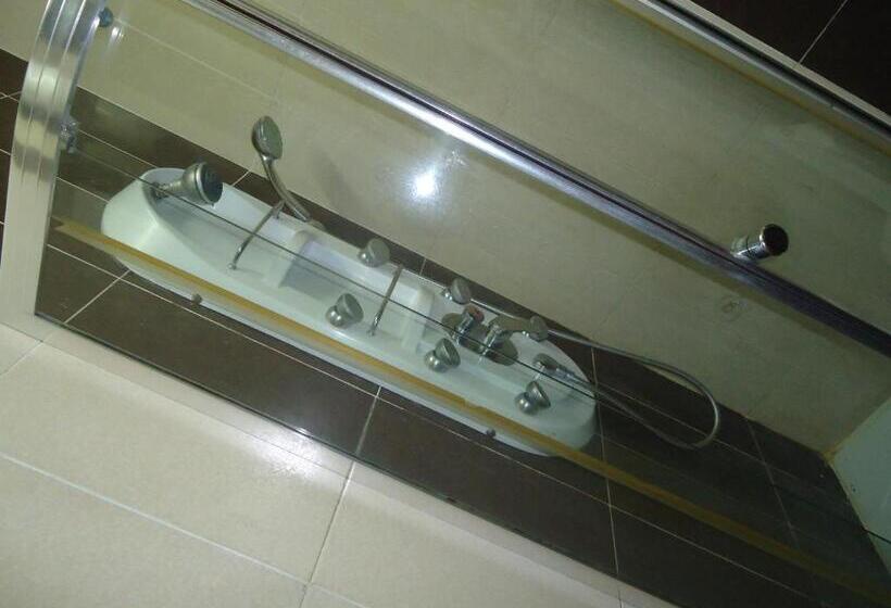 اتاق استاندارد با سرویس بهداشتی مشترک, Freedom Hostel