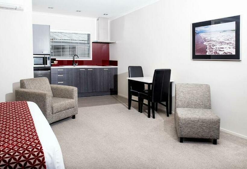 Студия Стандарт, 37 The Landing Motel