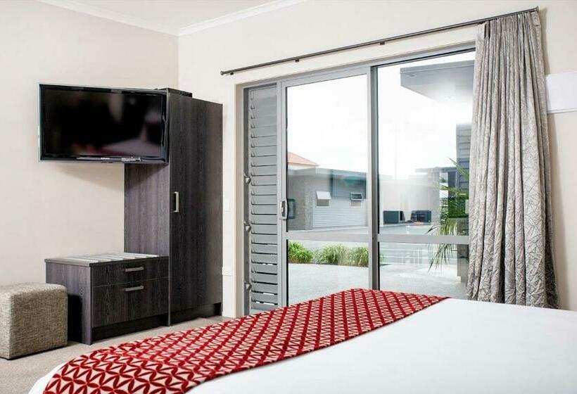 استودیو اجرایی, 37 The Landing Motel