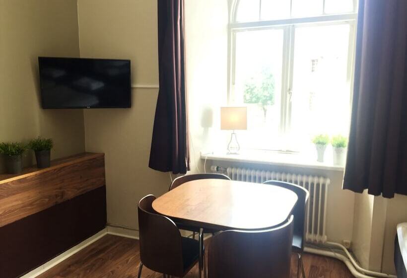 Номер Стандарт Четырехместный Совместный Санузел, Järnvägshotellet