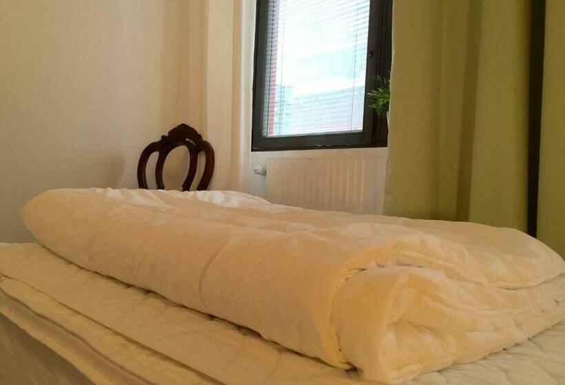 اتاق استاندارد یک تخته با سرویس بهداشتی مشترک, Linne Hostel