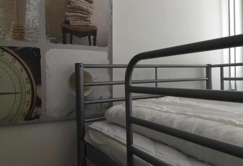 اتاق استاندارد چهارنفره با سرویس بهداشتی مشترک, Linne Hostel
