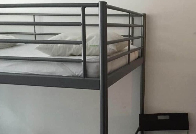 اتاق استاندارد چهارنفره با سرویس بهداشتی مشترک, Linne Hostel