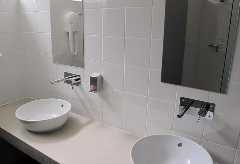 اتاق استاندارد با سرویس بهداشتی مشترک, Azores Youth Hostels   Sao Miguel