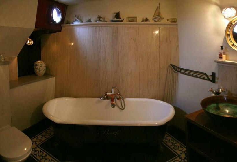 اتاق کلاسیک, Boat  Opoe Sientje