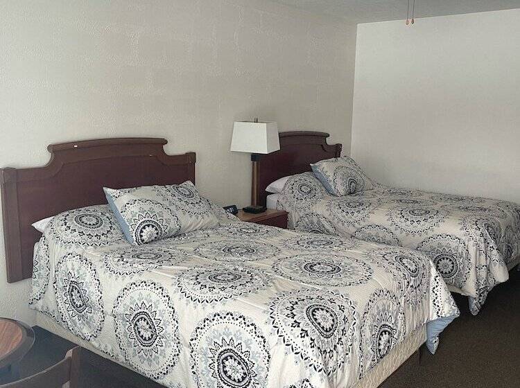 带2个双人床的标准工作室, Welcome Inn