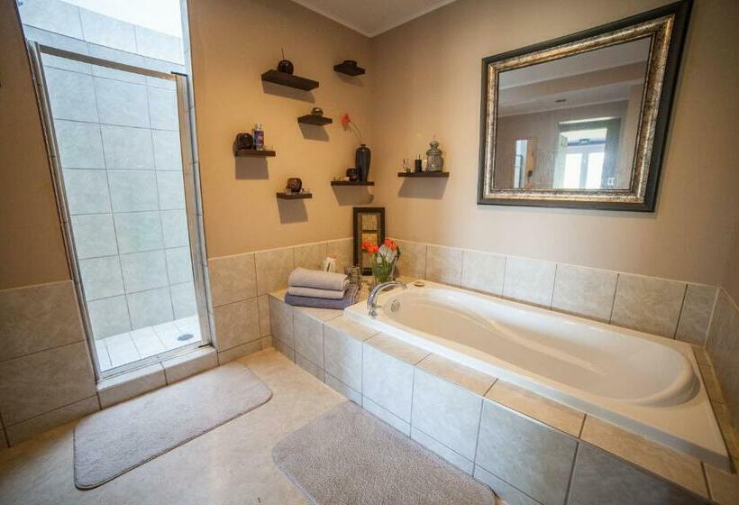 Deluxe Suite King Bed, Tall Trees Bed & Breakfast