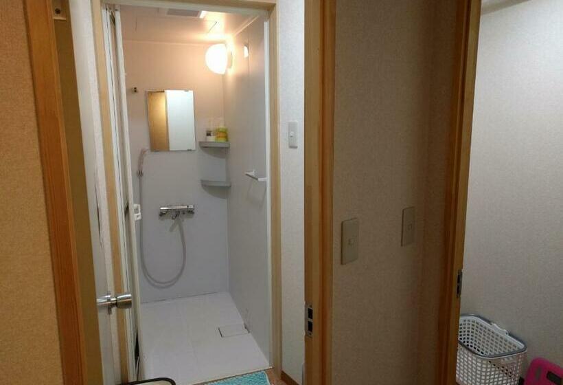 패밀리 룸 공용 욕실, Local Knot Backpackers  Moritomizu