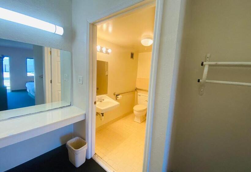 Номер Стандарт Кровать Кинг Адаптированный для Инвалидов, Traveler's Place Inn & Suites