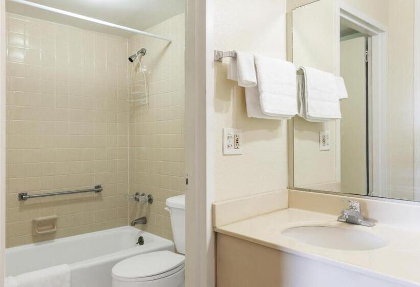 Люкс, Traveler's Place Inn & Suites