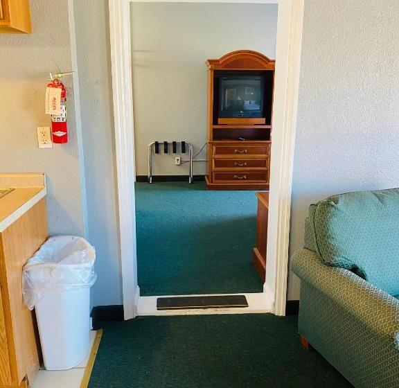 Люкс, Traveler's Place Inn & Suites