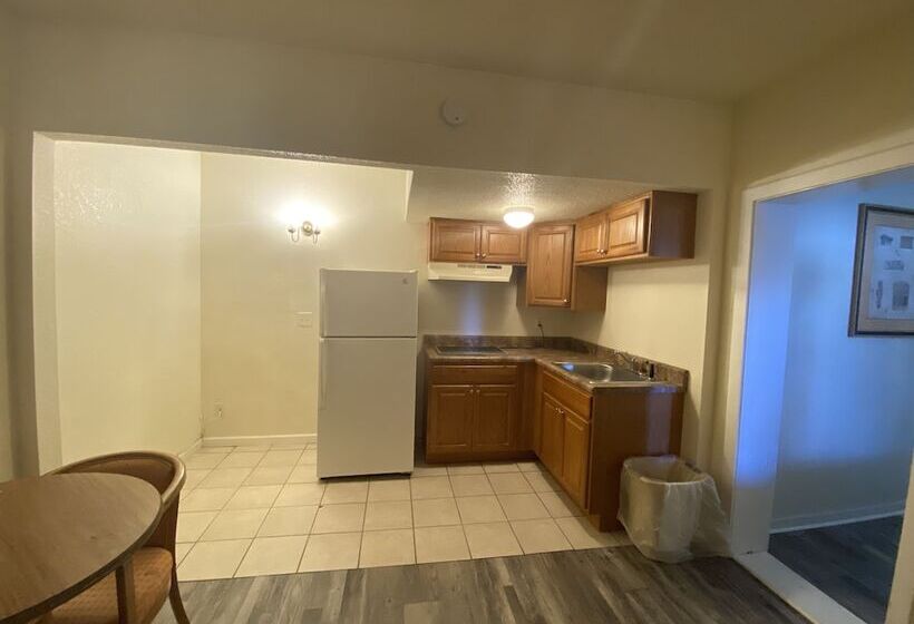Люкс 2 Спальни, Traveler's Place Inn & Suites