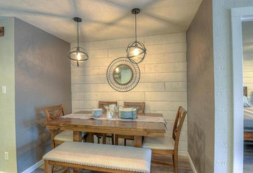 Апартаменты 3 Спальни, Sundowner Stay On Lake Lbj!