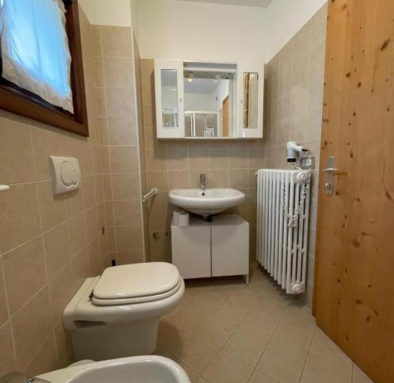 발코니가 있는 4인용 스탠다드 룸, Ambassador Rooms In Bormio, Solo Camera Senza Colazione