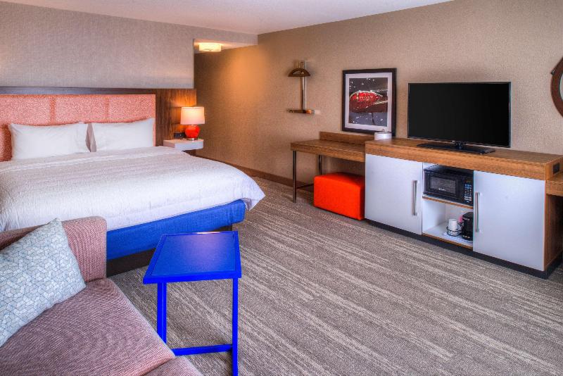 带大床的标准间, Hampton Inn & Suites Wixom