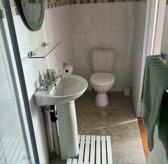 חדר סטנדרט לשלושה, The Solomon Guest House