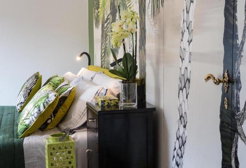 اتاق لوکس با بالکن, Velona's Jungle Luxury Suites