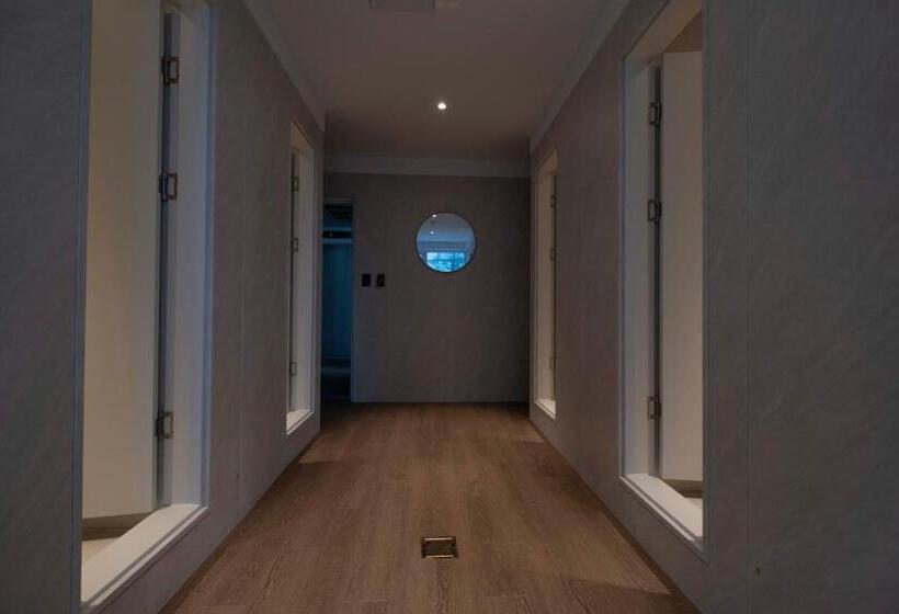 Кровать в Общей Комнате, Canvas Hostel
