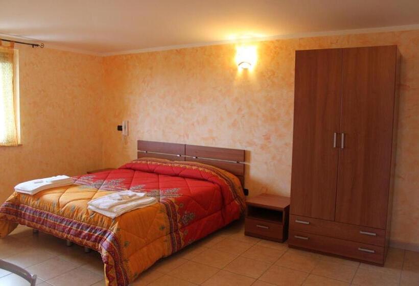 Четырехместный Номер Стандарт, Yellow House