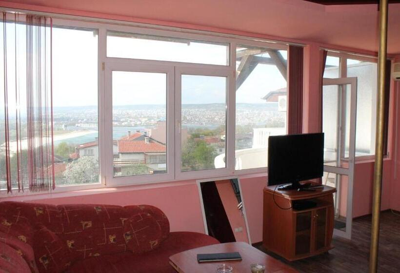 اتاق لوکس با بالکن, Family Hotel Ludo