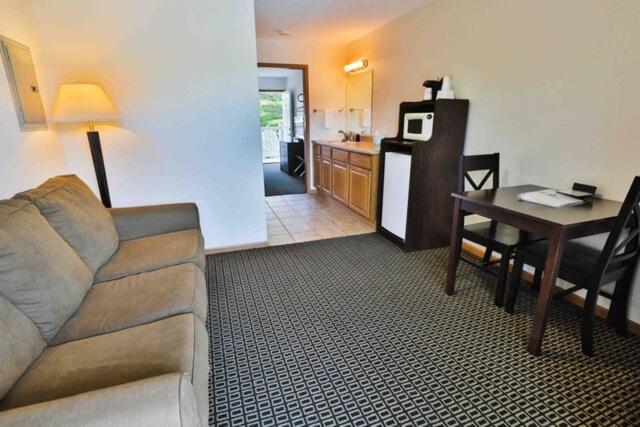 Полулюкс с Балконом, Nader S Motel & Suites