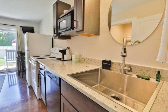Люкс Повышенной Комфортности, Nader S Motel & Suites