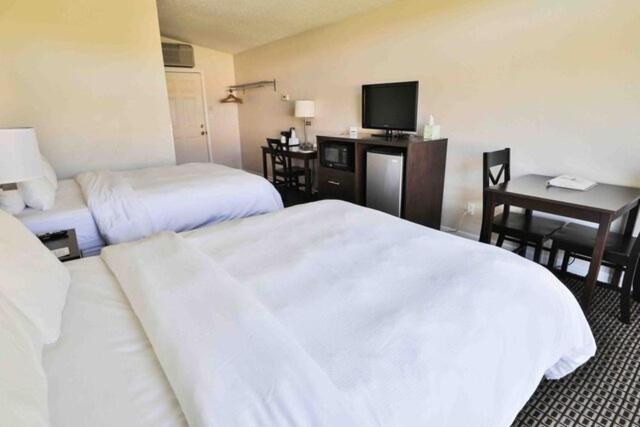 Четырехместный Номер Стандарт, Nader S Motel & Suites