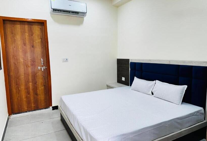 Номер Deluxe, Golden Oasis Near Danik Bhaskar Office
