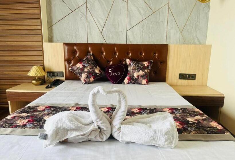 디럭스 룸 킹사이즈 침대, Grg Luxury Broadway Boutique Hotel At Prime Location Mall Road Darjelling Near Mahakaal Temple