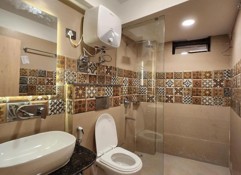 디럭스 룸 킹사이즈 침대, Grg Luxury Broadway Boutique Hotel At Prime Location Mall Road Darjelling Near Mahakaal Temple