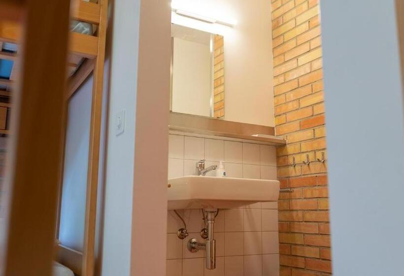 标准四人间共用浴室, St. Gallen Youth Hostel