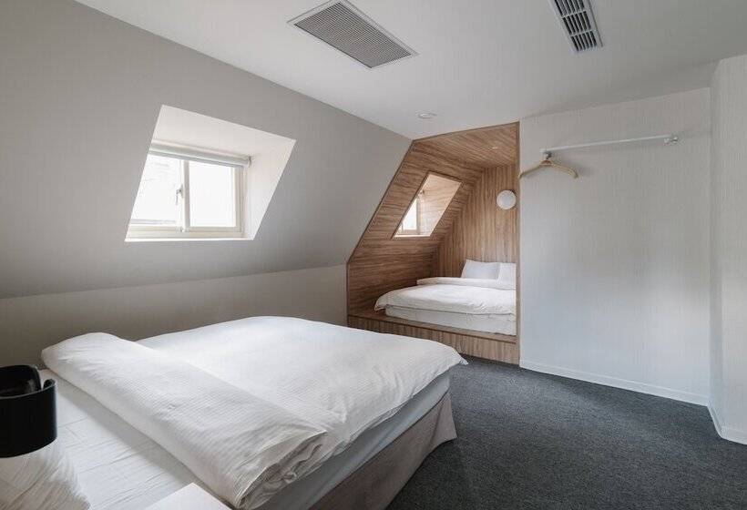 اتاق لوکس, Attic