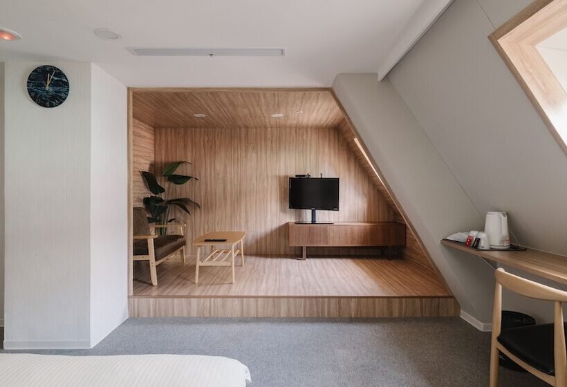 اتاق لوکس, Attic