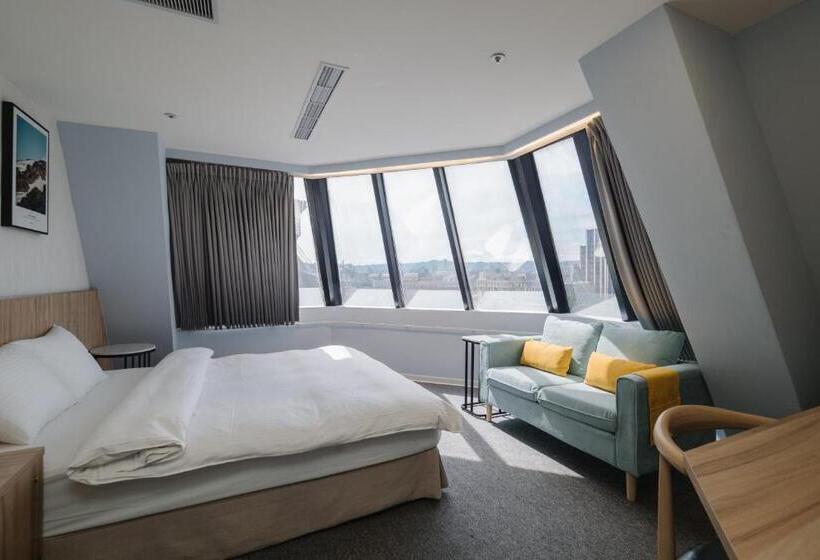 اتاق لوکس, Attic