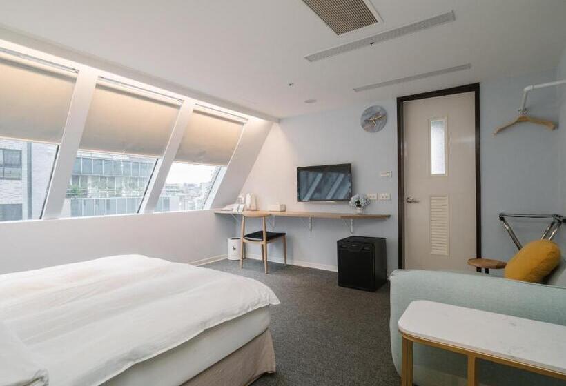 اتاق لوکس, Attic