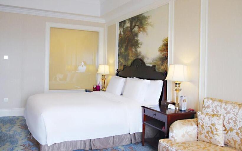 Номер Клуб Кровать Кинг, Crowne Plaza Ocean Spring Resort, An Ihg