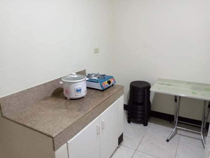 스탠다드 스튜디오, Flora S Place In Winland Towers Condominium