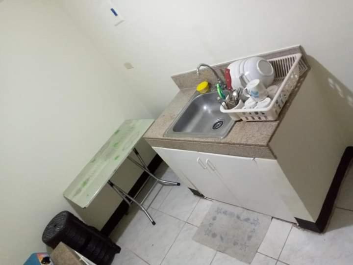 스탠다드 스튜디오, Flora S Place In Winland Towers Condominium