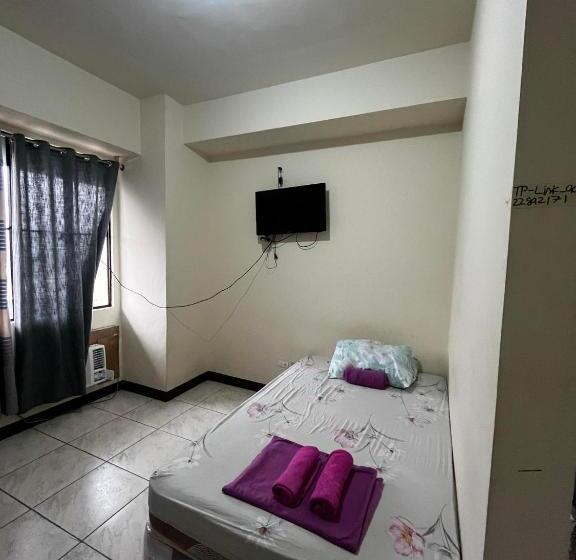 패밀리 스튜디오, Flora S Place In Winland Towers Condominium